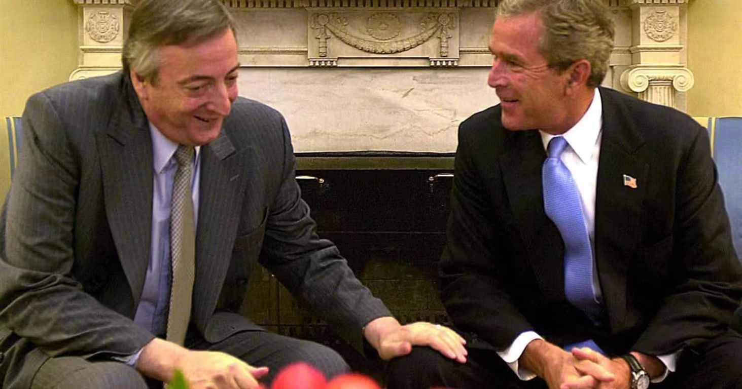 La postal del presidente Néstor Kirchner posando su mano sobre la rodilla de su par norteamericano, George Bush (h), es una demostración de voluntad política contra el poder imperial