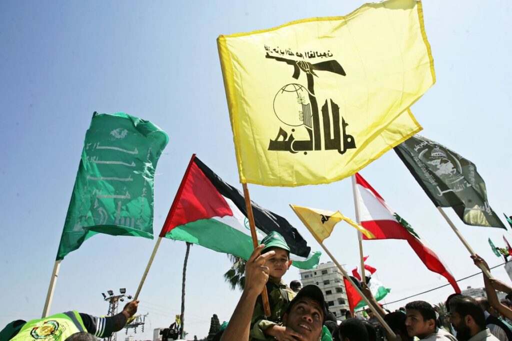 Banderas de Hezbollah y Hamas en un acto palestino en Gaza | Créditos: Abid Katib/Getty Images