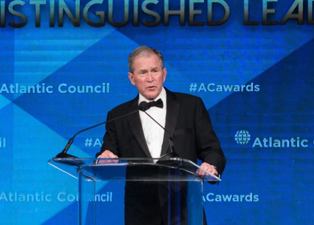 George Bush (h) en una conferencia del Atlantic Council en 2018